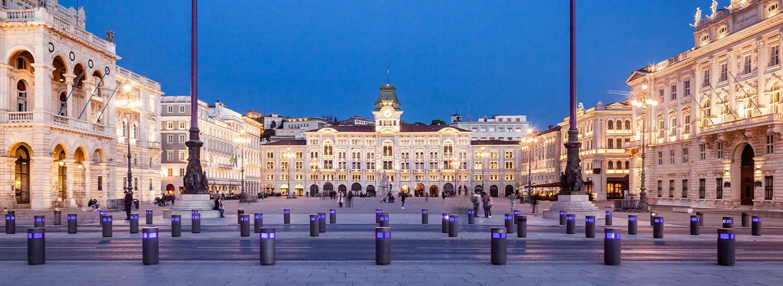 Piazza Unità d'Italia illuminata a Trieste
