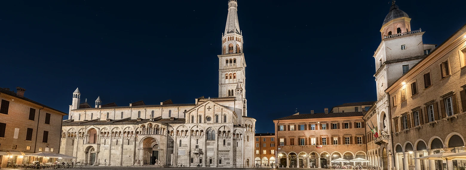 Veduta notturna della piazza principale della città di Modena