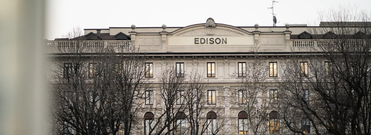 Facciata del palazzo Edison a Milano