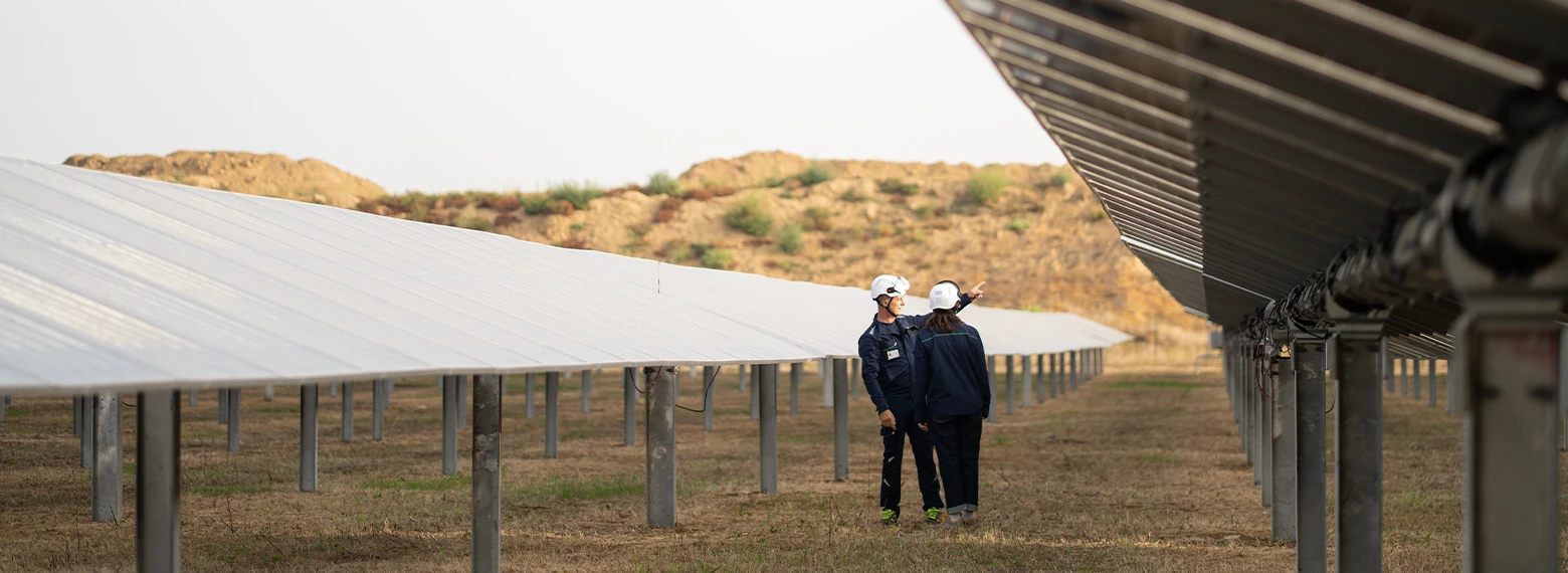 Addetti dell'impianto fotovoltaico nello stabilimento di Valenza