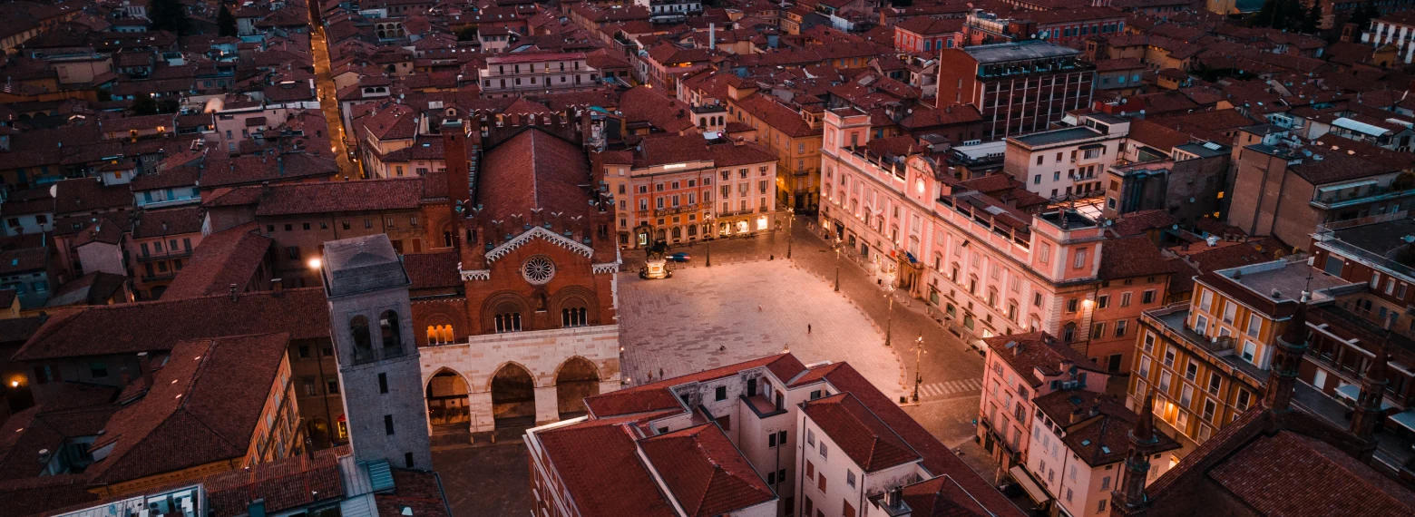centro cittadino illuminato