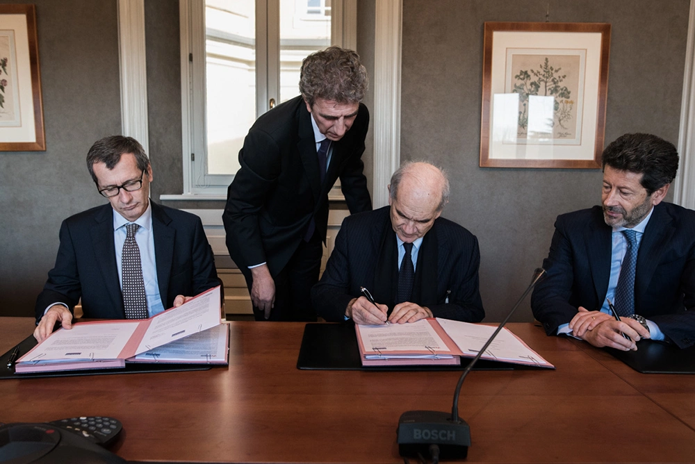 dirigenti firmano accordi documenti