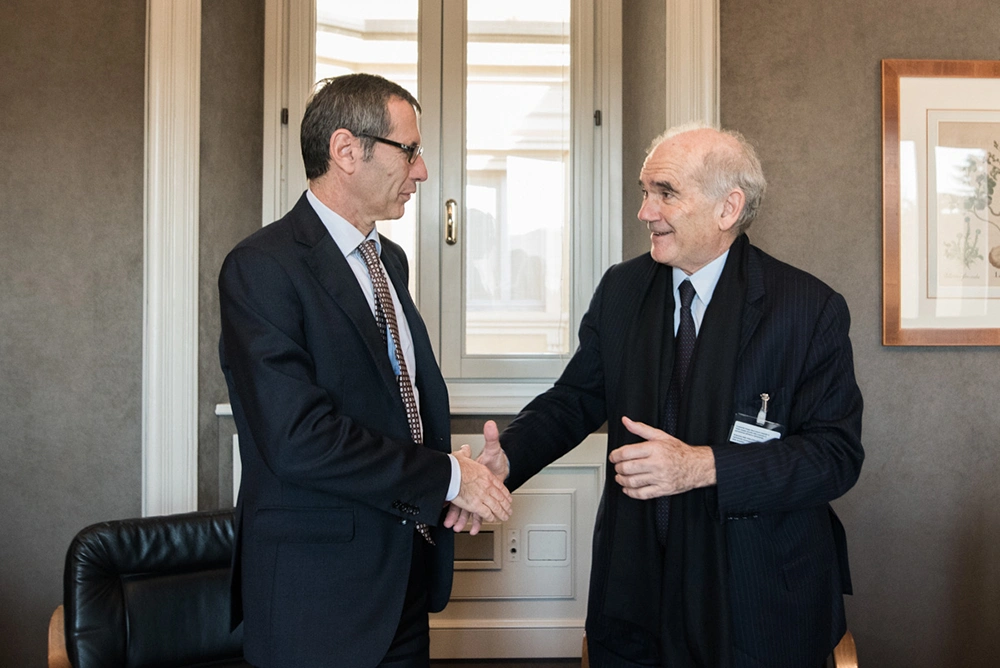 dirigenti stringono accordi