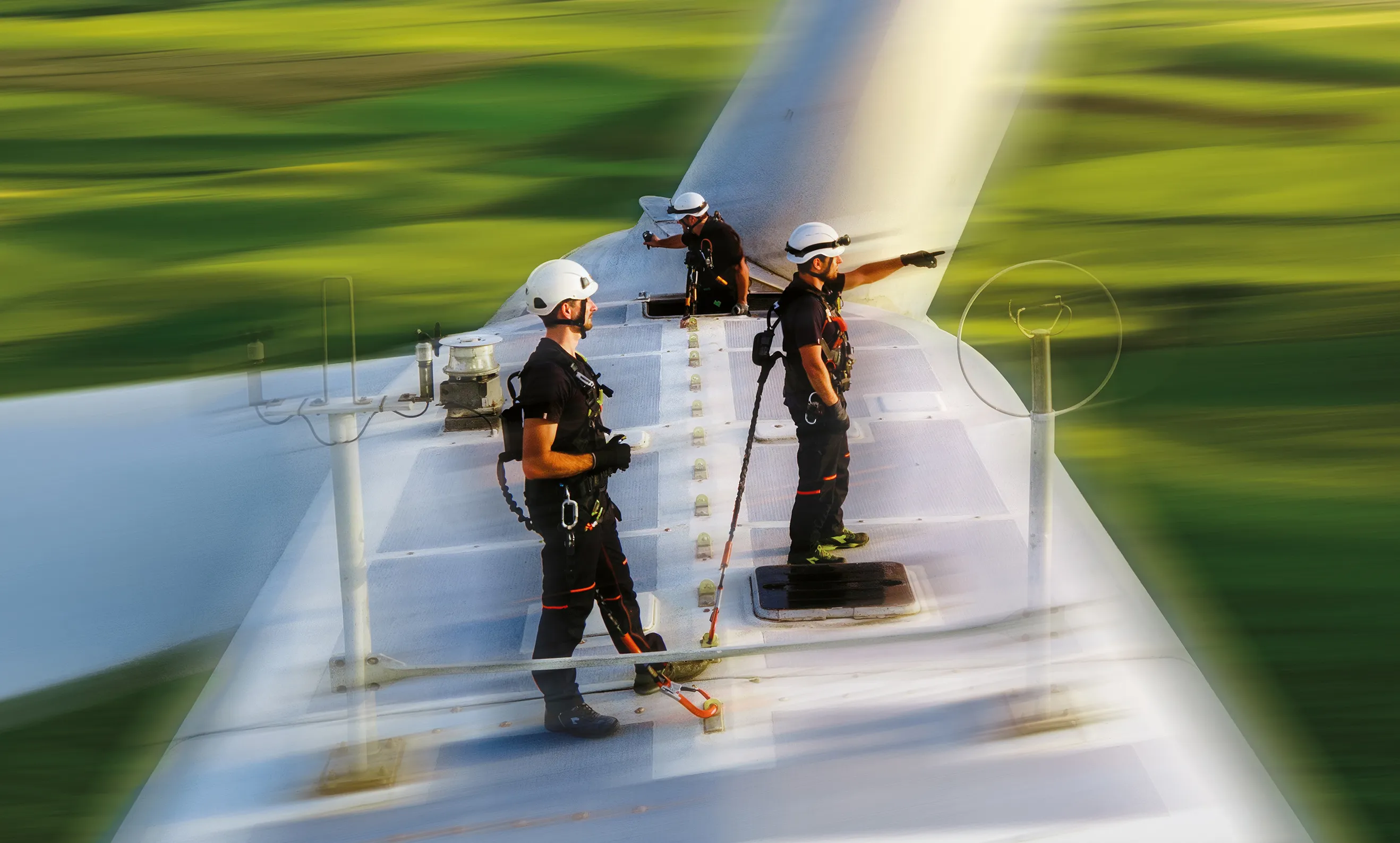 addetti sopra turbina eolica