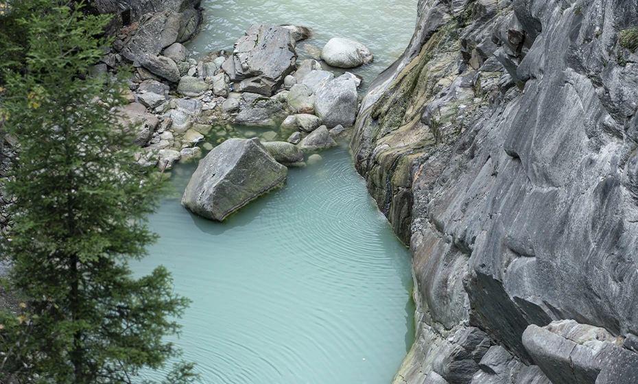 acqua ruscello rocce impianto idroelettrico battiggio