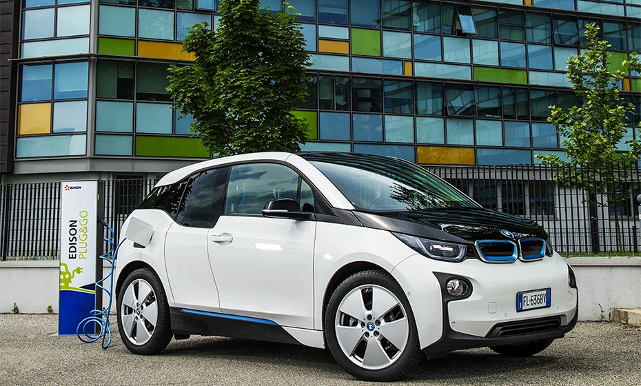 auto elettrica stazione ricarica plug