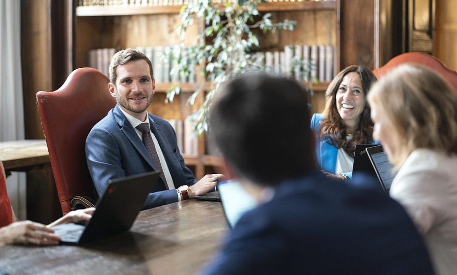 dipendenti riunione tavolo sala