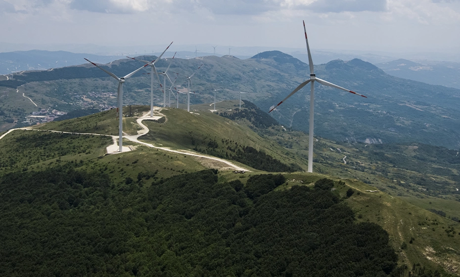 impianto pale eoliche colline verdi