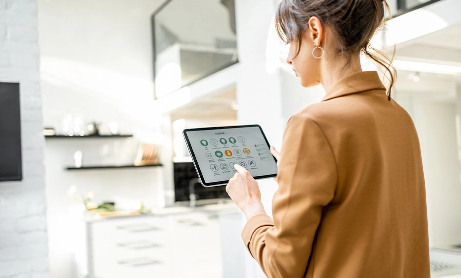 ragazza tablet controllo domotica casa