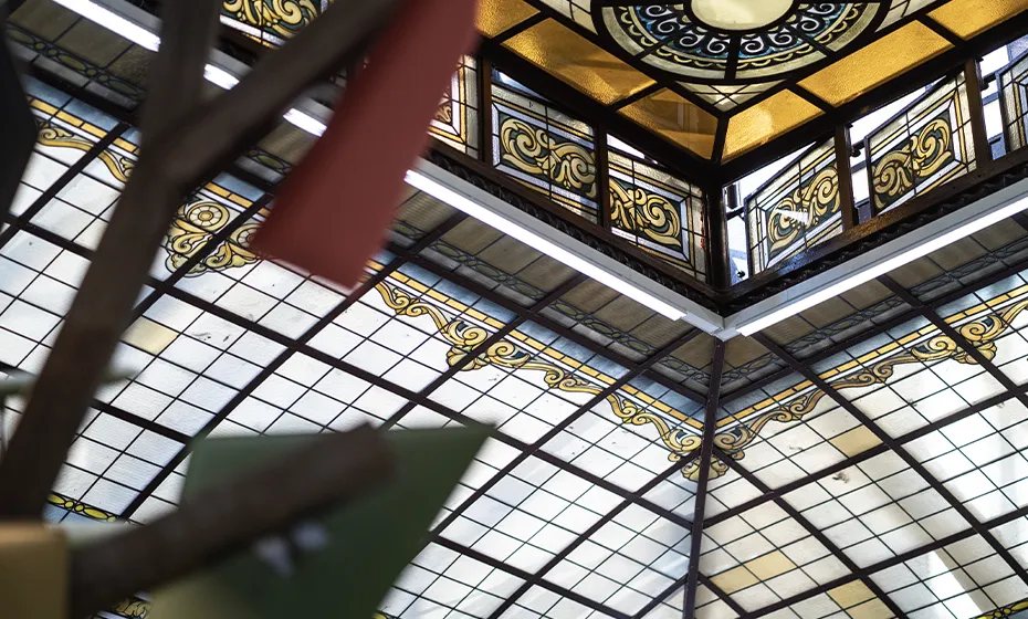 soffitto vetrate colorate palazzo edison milano