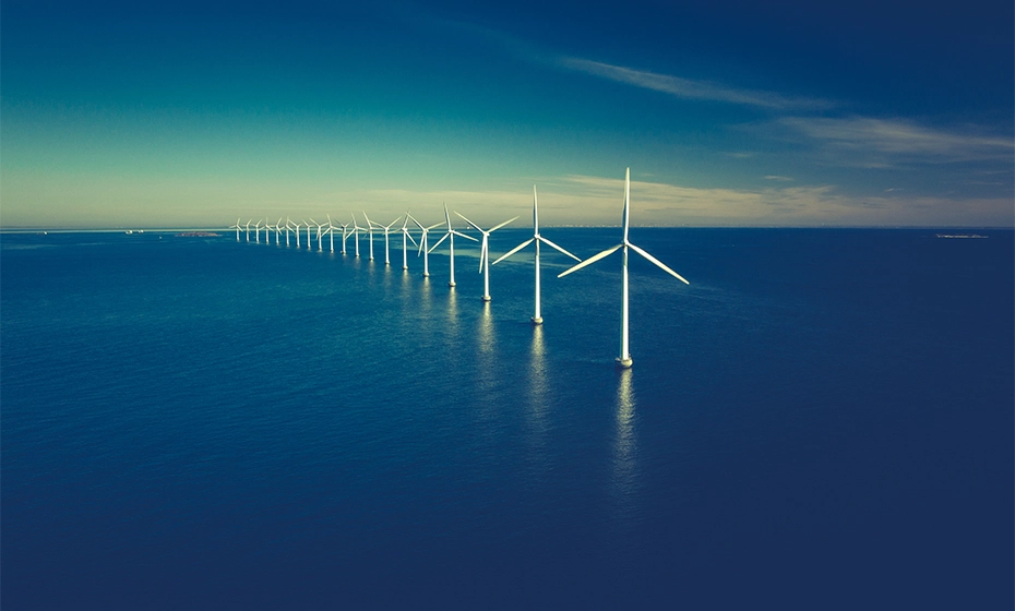 veduta aerea impianto eolico offshore mare