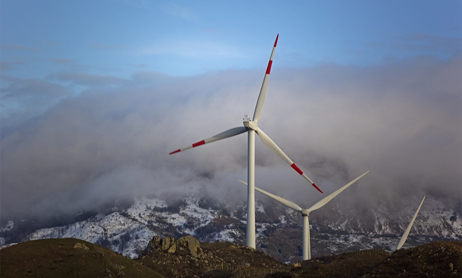 veduta impianto eolico cielo nuvoloso