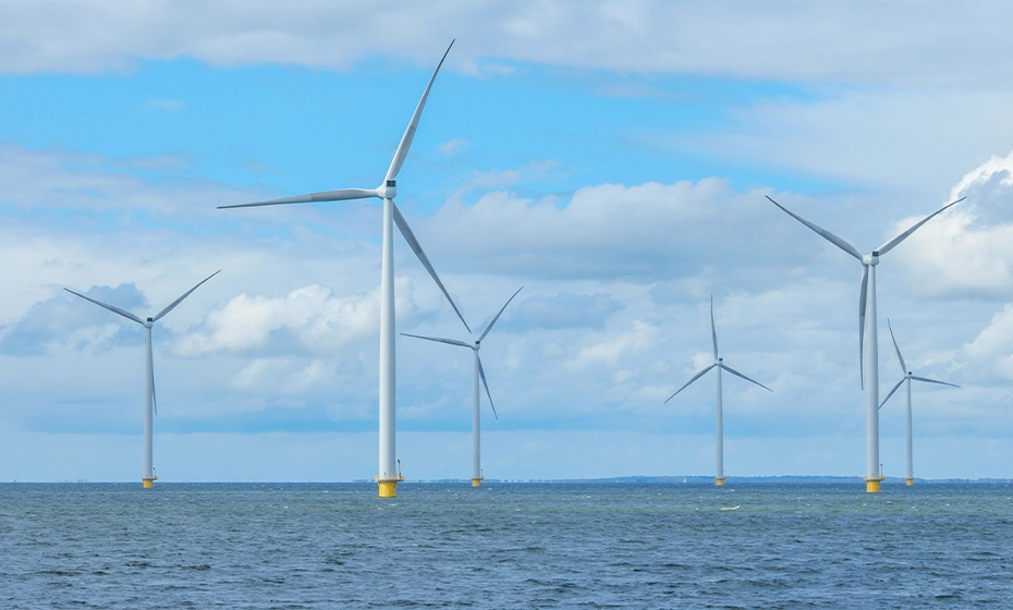 veduta impianto eolico offshore mare