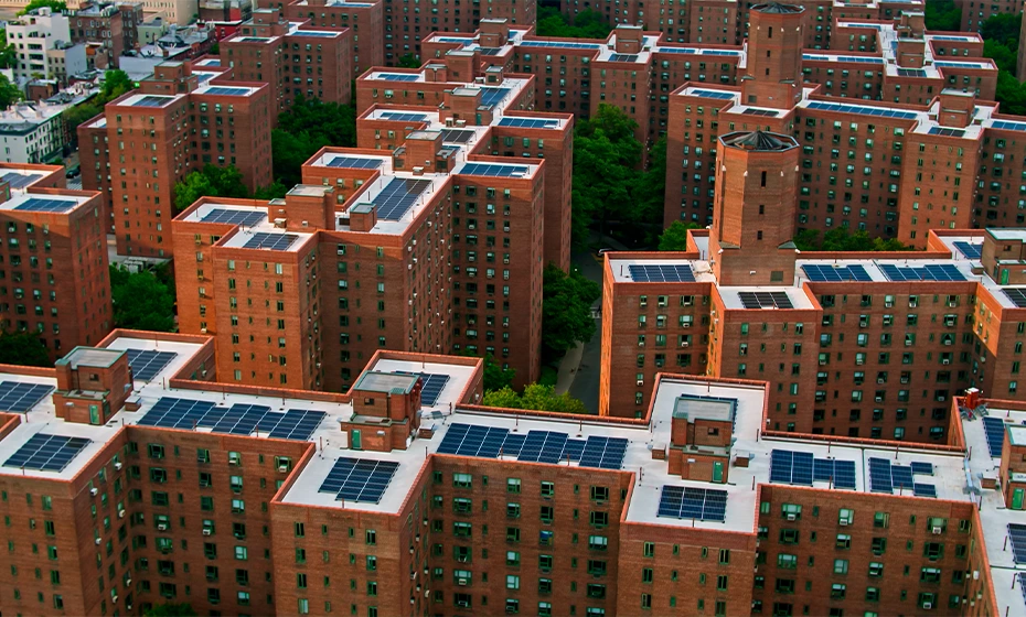 vista alto edifici tetti pannelli fotovoltaici