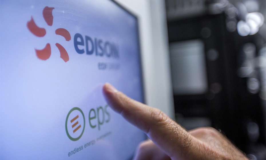 mano indica schermo macchinario Edison