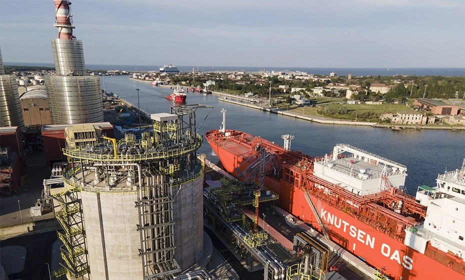 veduta deposito gas nave trasporto gnl ravenna