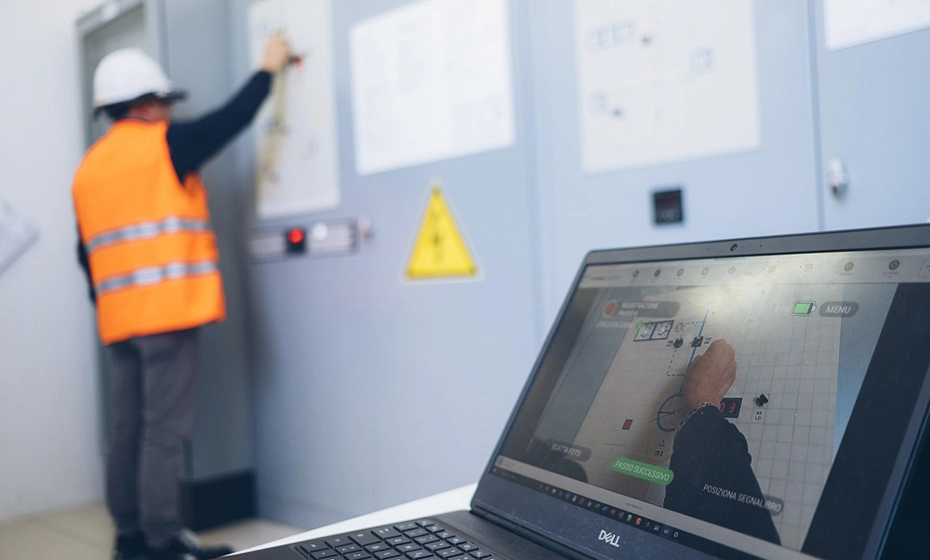 addetto lavoro computer schermo video