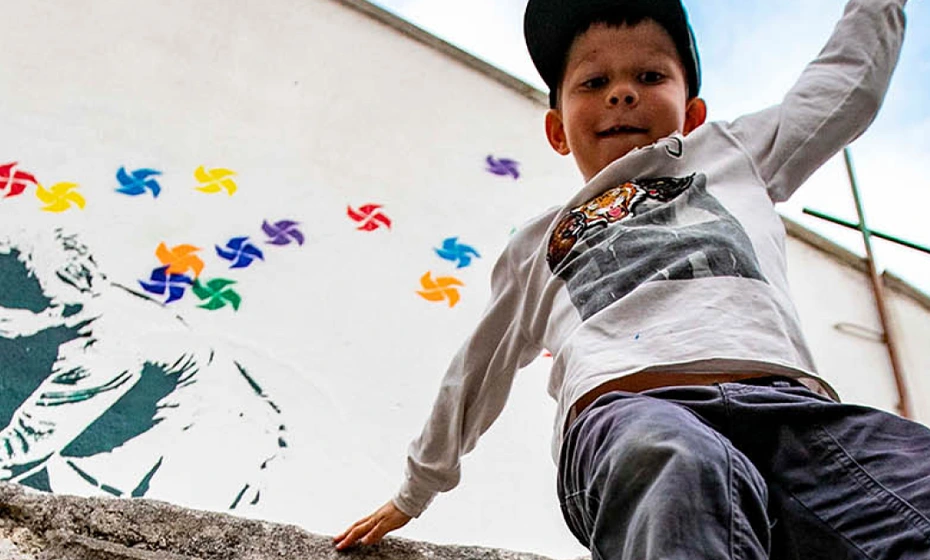 bambino gioca salta cortile