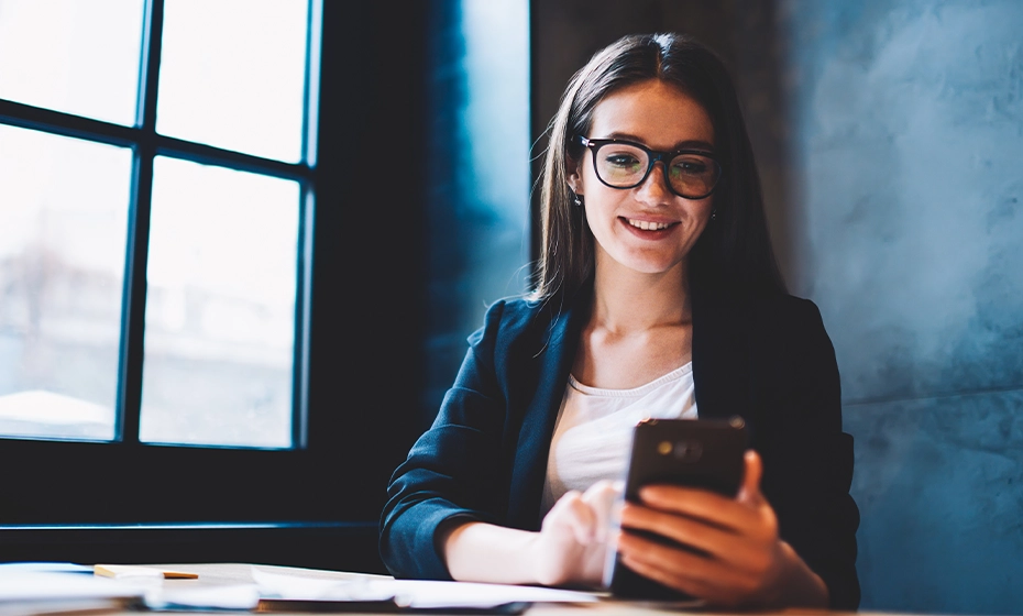 girl using smartphone