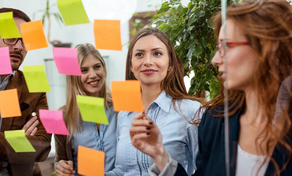 ragazzi brainstorming post it