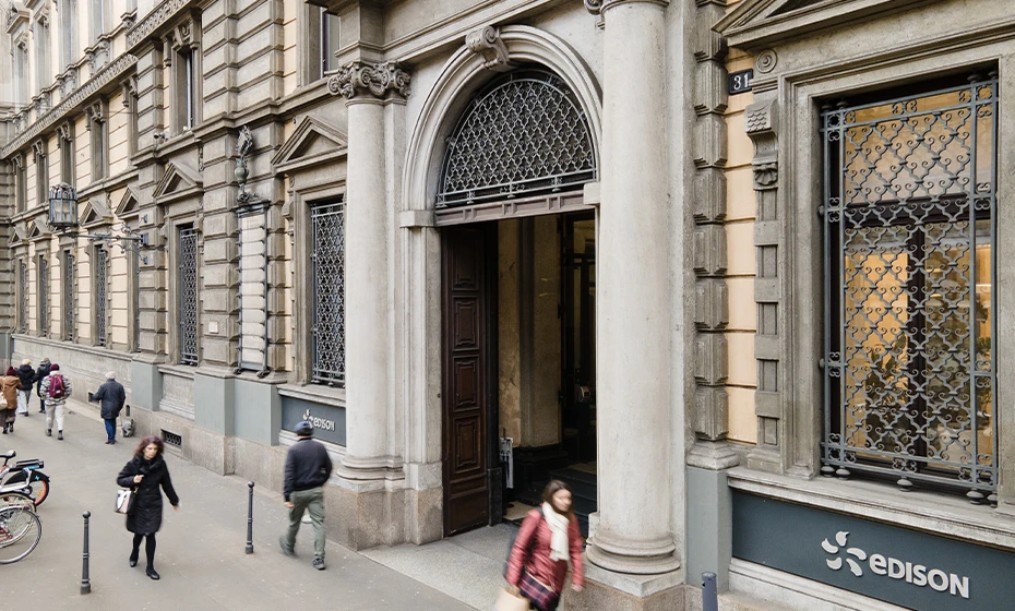 view entrance building Edison Milano