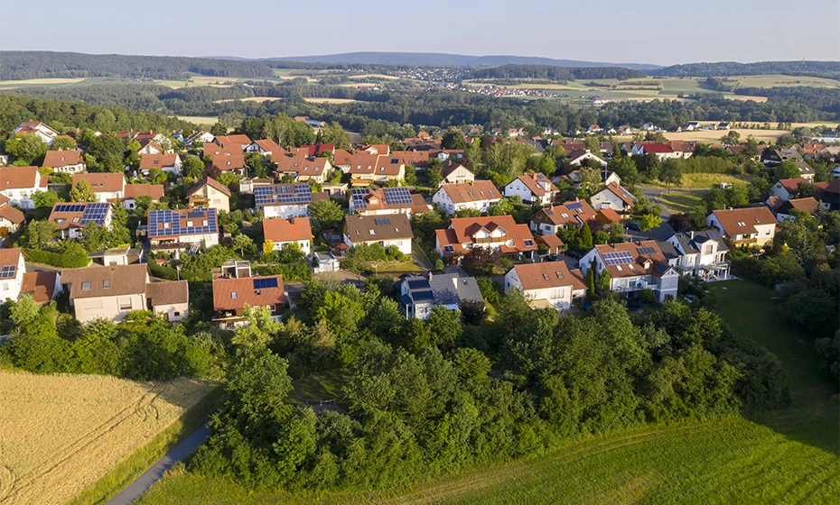 vista paese campagna tetti impianti fotovoltaici