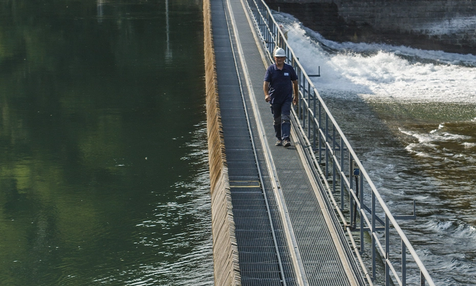 addetto passerella diga centrale idroelettrica Bertini