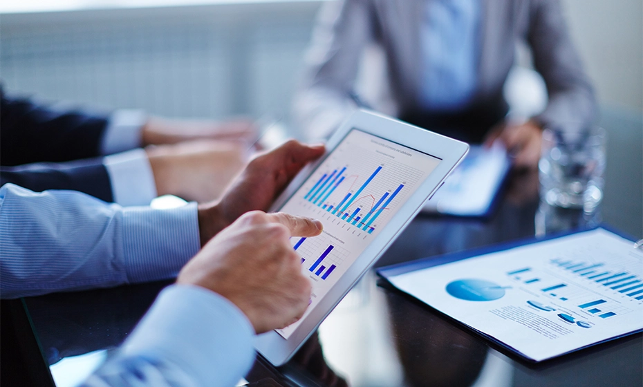 mani indicano grafici tablet ufficio