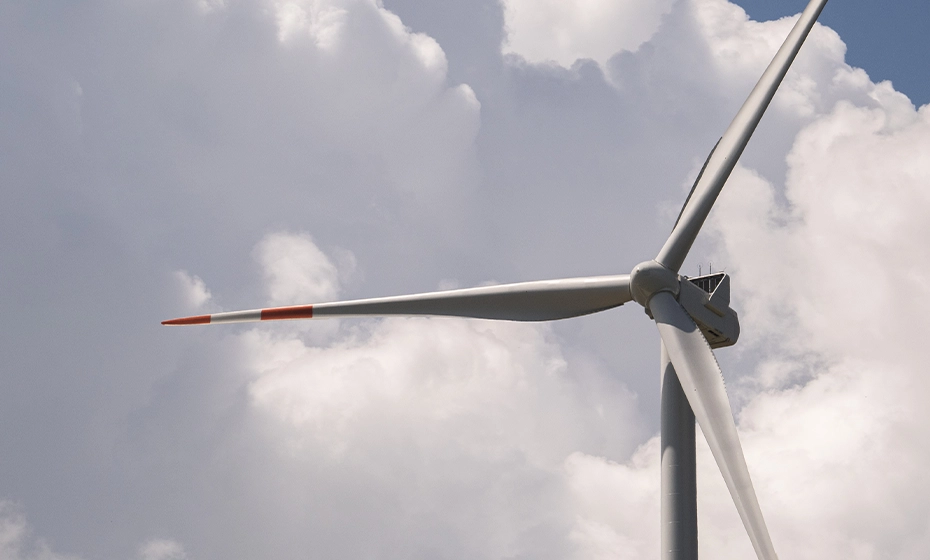 pala eolica cielo nuvoloso