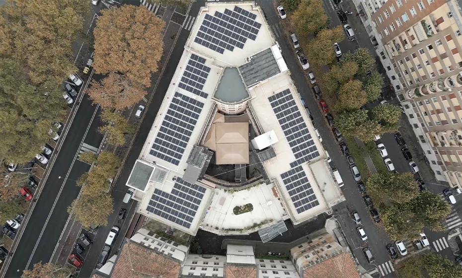 veduta tetto edificio pannelli fotovoltaici