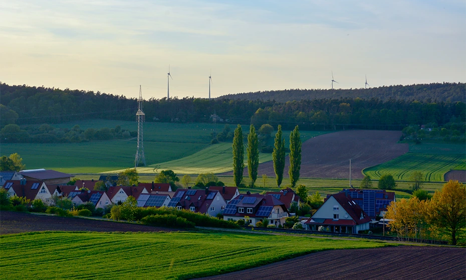 vista paese campagna tetti impianti fotovoltaici