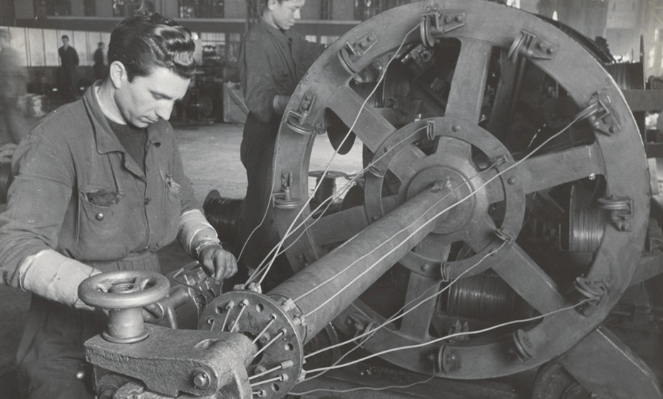 operaio produzione conduttori elettrici cordati