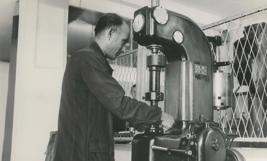 operaio lavoro sala collaudi Brunell