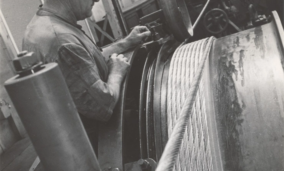 operaio produzione conduttori elettrici cordati