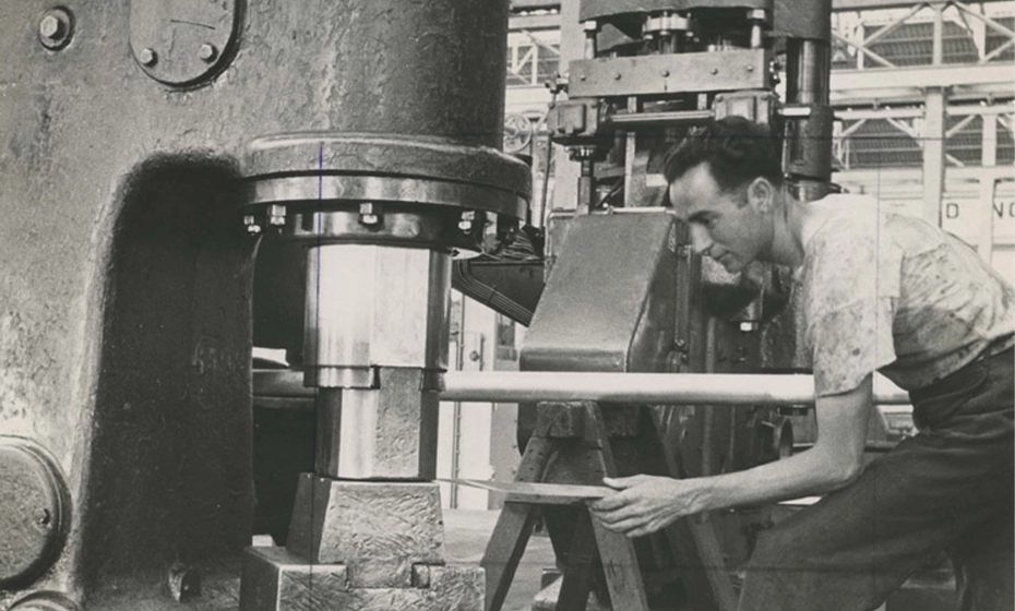 operaio lavoro maglio appuntatura tubi