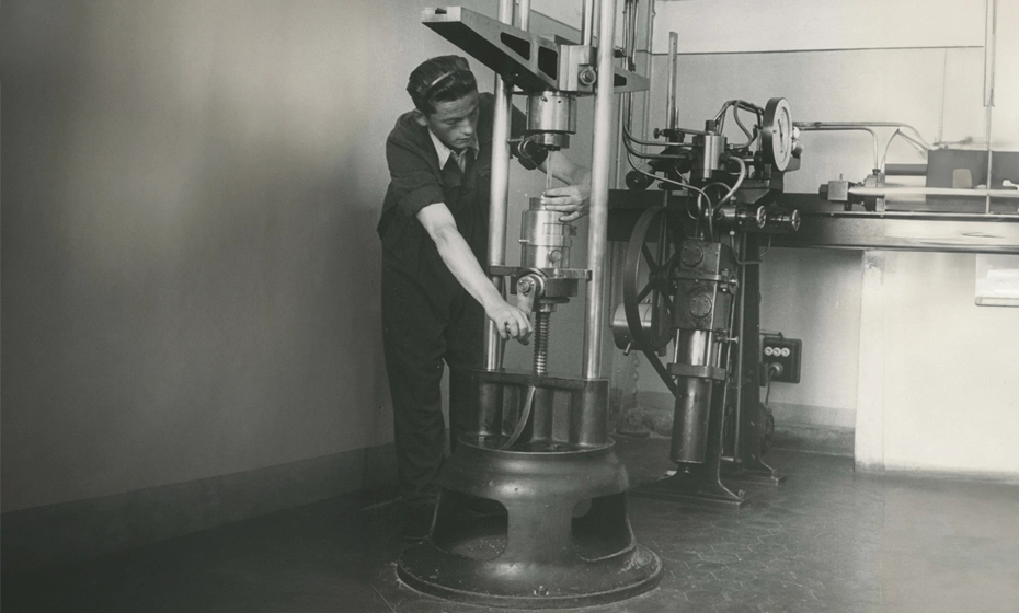 operaio sala collaudi prova trazione