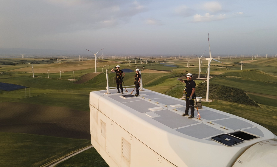 addetti pala eolica centrale eolica Troia