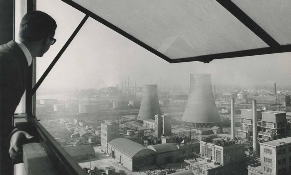 uomo osserva veduta impianto Porto Marghera