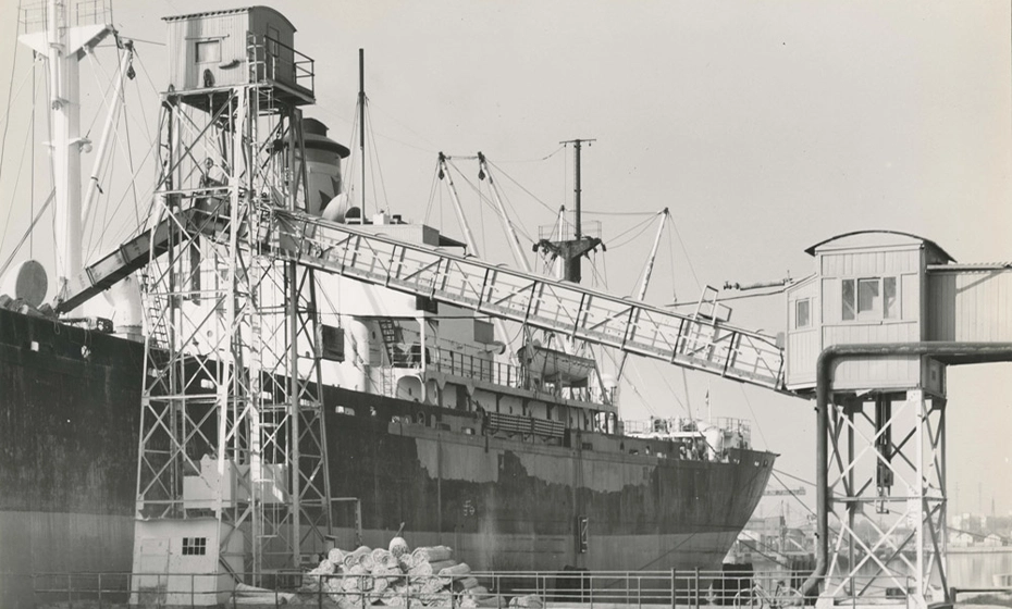 nave durante carica materiale