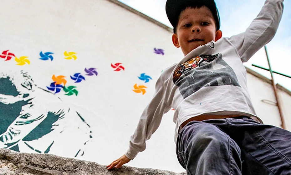 bambino che gioca all'aperto