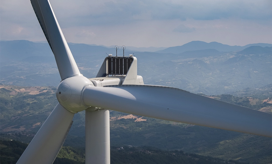 dettaglio pala eolica vista panoramica colline