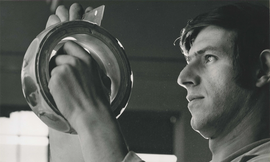 addetto controllo curvatura lenti toriche