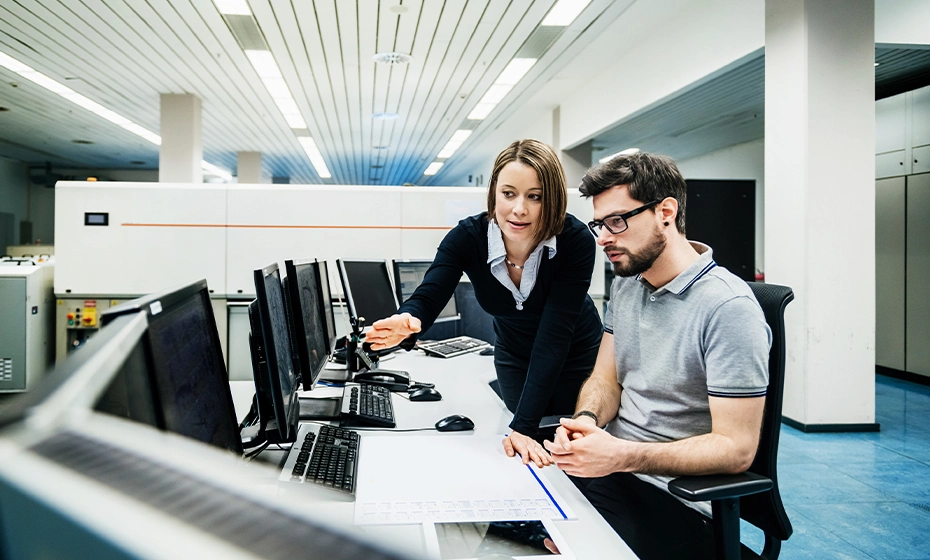 colleghi lavoro computer ufficio