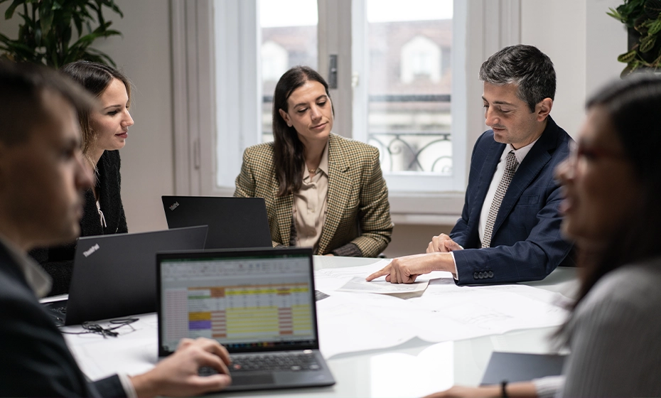 gruppo colleghi riunione ufficio