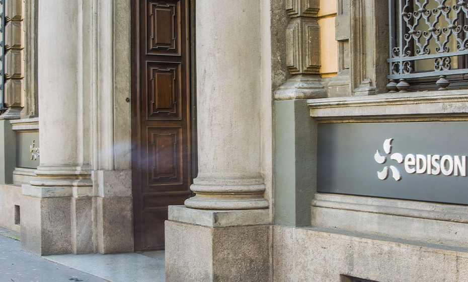 Ingresso al palazzo Edison di Milano