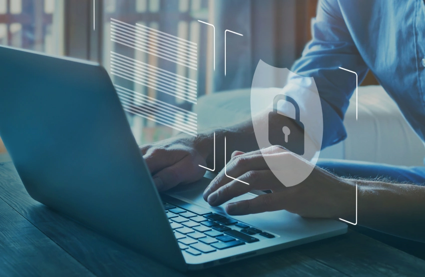 mani scrivono tastiera computer lucchetto