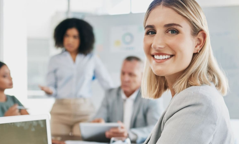 ragazza sorride ufficio