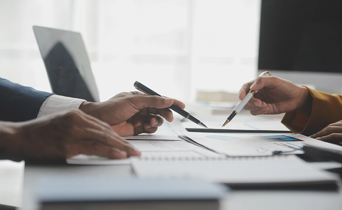 mani penna documenti lavoro