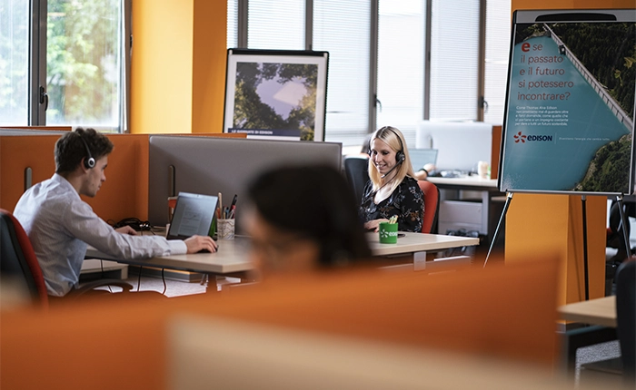 operatrice assistenza clienti ufficio