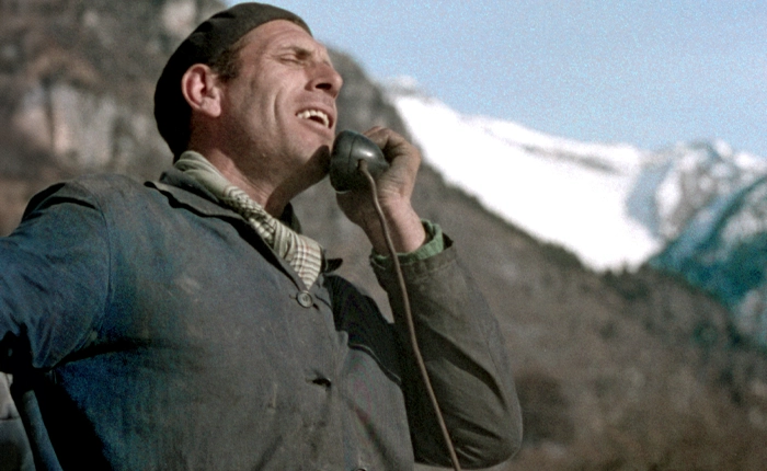 uomo telefono paesaggio innevato